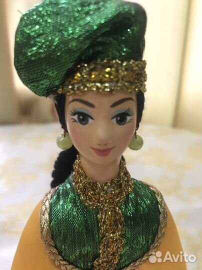 Сувенирная кукла в национальном костюме