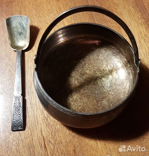 Серебряные сахарница и совочек