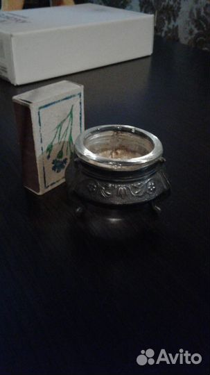 Салонка с серебрянной ложечкой