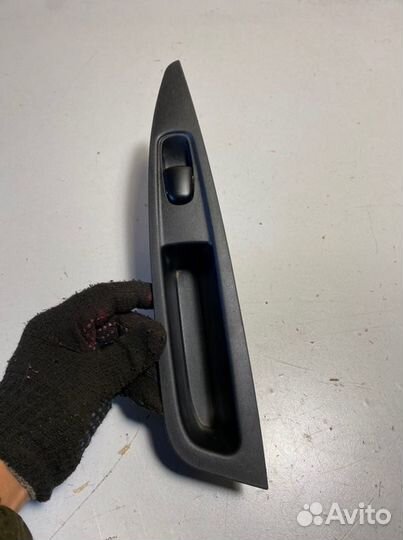 Кнопка стеклоподъемника задняя правая Nissan