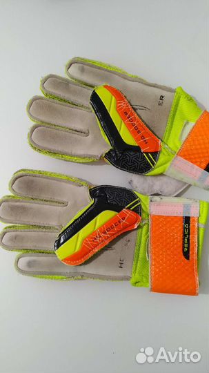 Вратарские перчатки