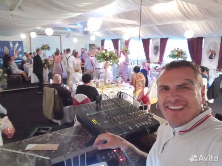 Диджей с оборудованием
