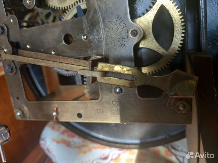 Старинные настенные антикварные часы с боем