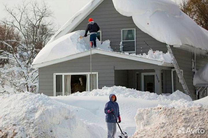 Бригада уборка снег с крыша и во дворе
