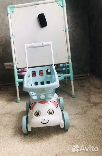 Тележка супермаркет с фруктами и овощами