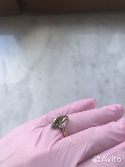 Золотое кольцо с изумрудом и бриллиантами