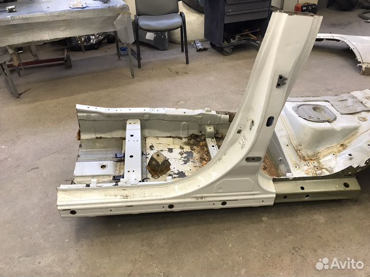 Стойка средняя левая Mitsubishi Outlander 3