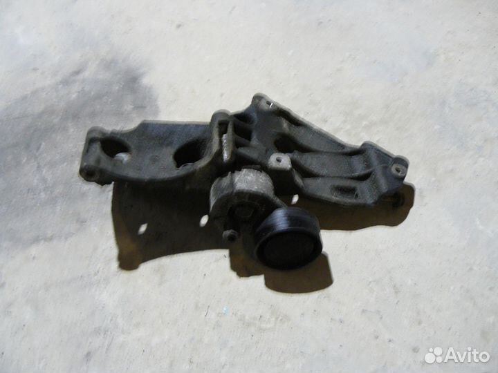 Кронштейн генератора Renault Scenic Megane II 1.5