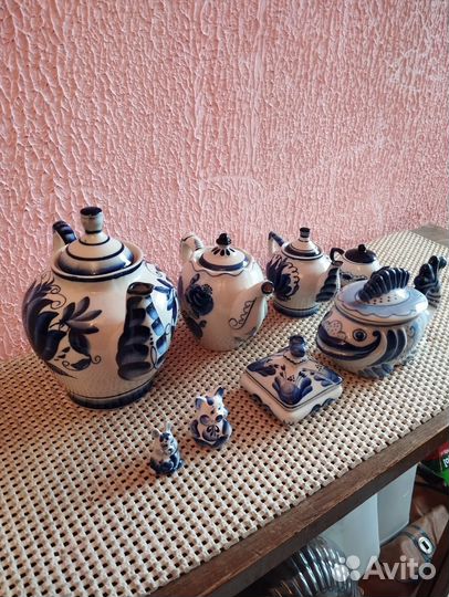 Коллекция чайников Гжель и других предметов
