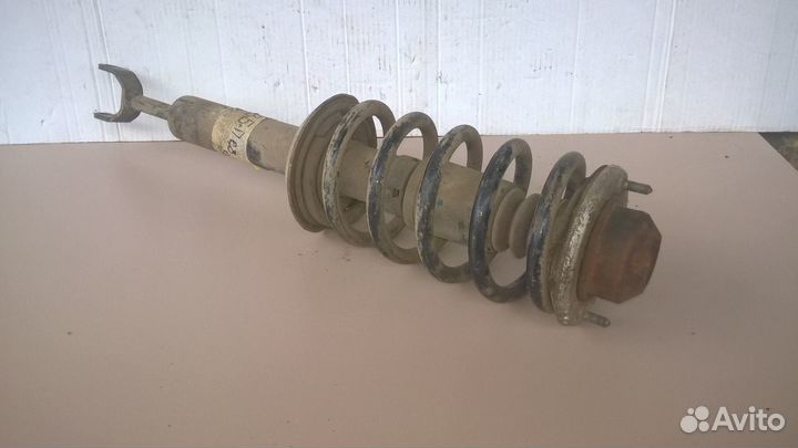 Стойка передней подвески б/у на VW Пассат В-5