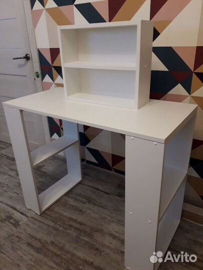 Маникюрный стол с полкой