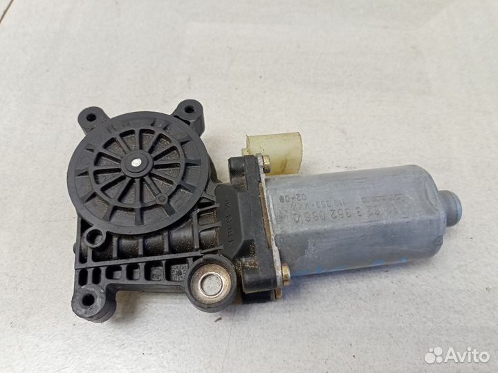 Моторчик заднего левого стеклоподъемника