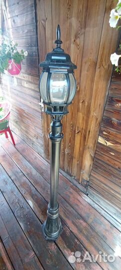 Уличный фонарь на столбе