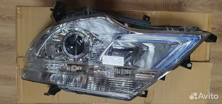 Фара левая Nissan Serena 100-23683