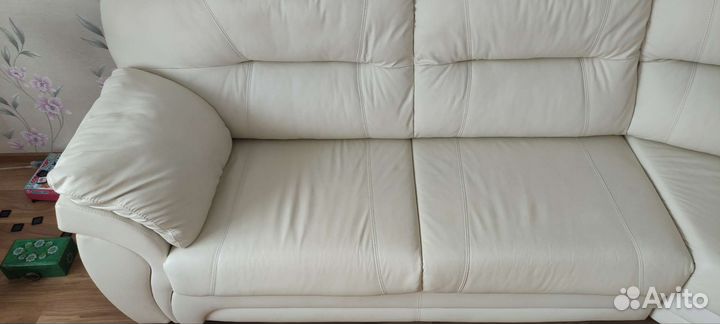 Угловой кожаный диван