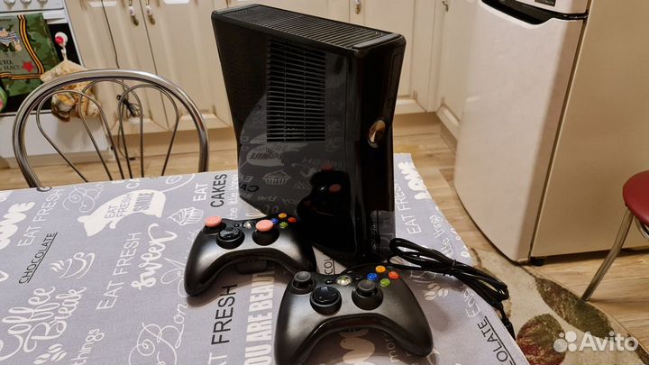 Xbox360Slim 320 gb+ freeboot+78игр+2геймпадa