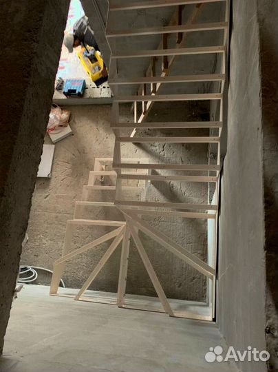 Облицовка лестничного металлокаркаса деревом