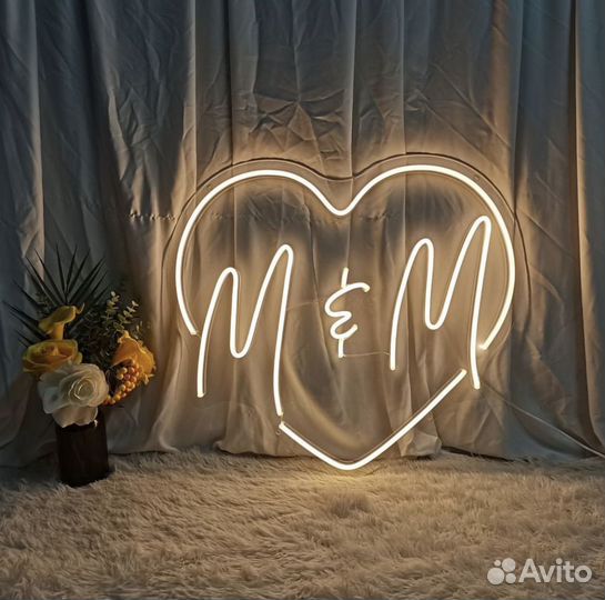 Неоновая рекламная вывеска. Световые буквы