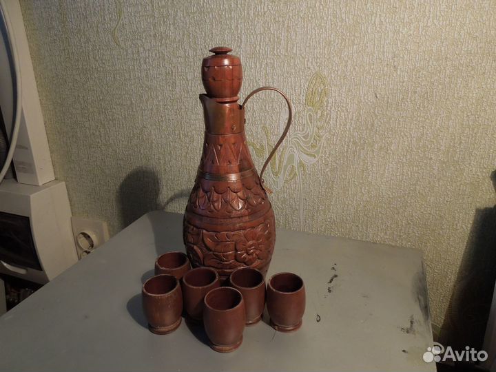 Резной кувшин и стопки