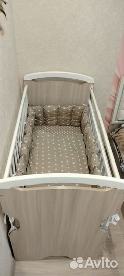 Детская кроватка с маятником