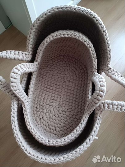 Кукольная люлька-кроватка вязаная