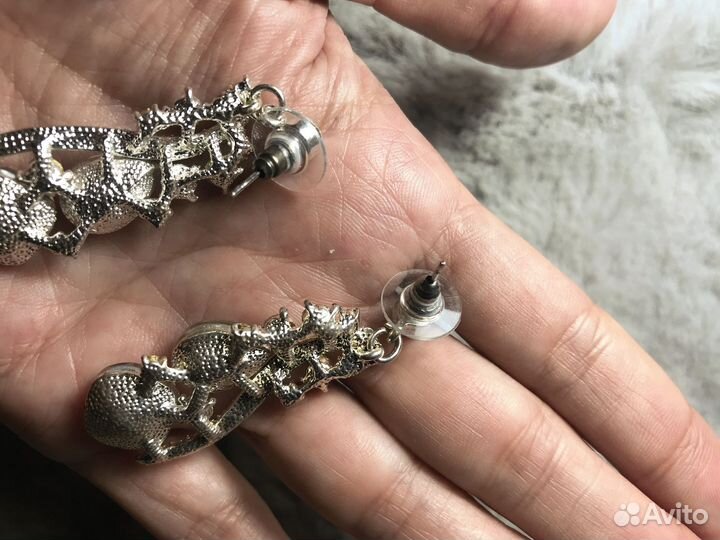 Вечерние длинные серьги крупные белые камни