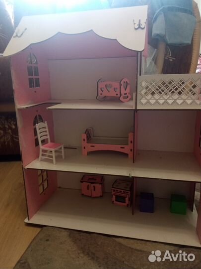 Деревянный домик для кукол