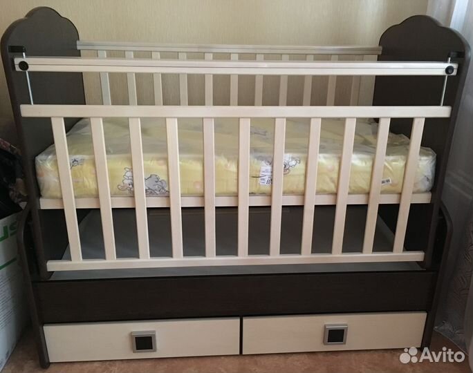 Детская кроватка с маятником и ящиками