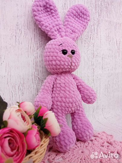 Вязаная игрушка зайка