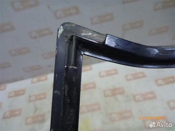 Молдинг стекла задний правый Mercedes-Benz 190