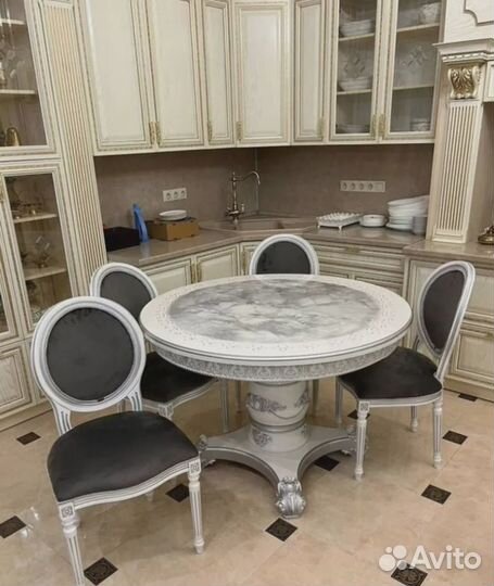Кухонный стол и стулья в комплекте