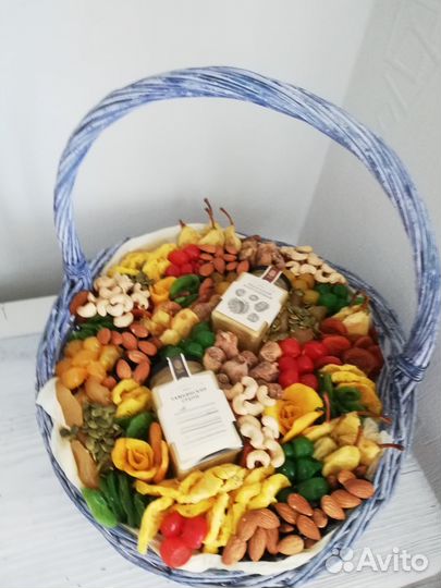 Вкусный букет, букет в корзине