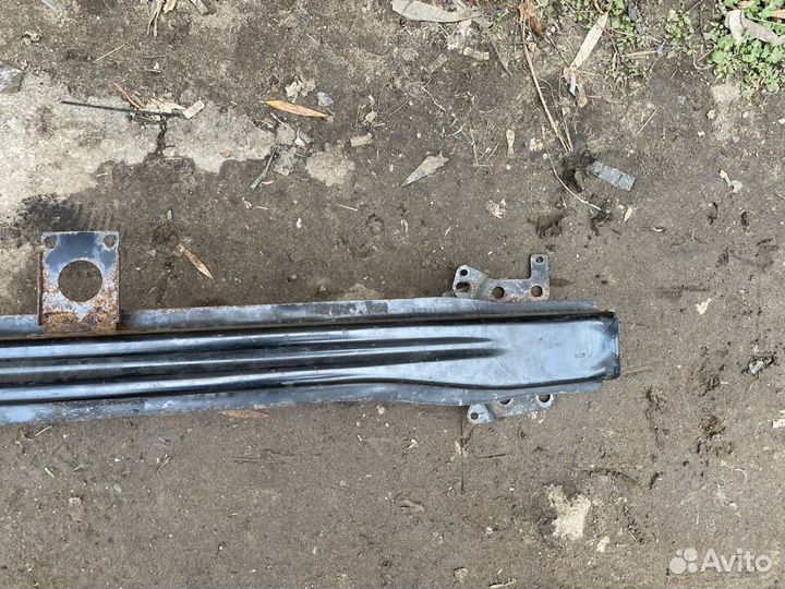 Усилитель переднего бампера Volkswagen Golf 5