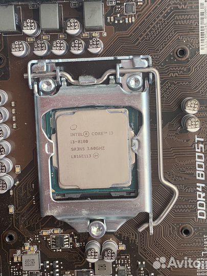 Материнская плата с процессором i3-8100 и кулером