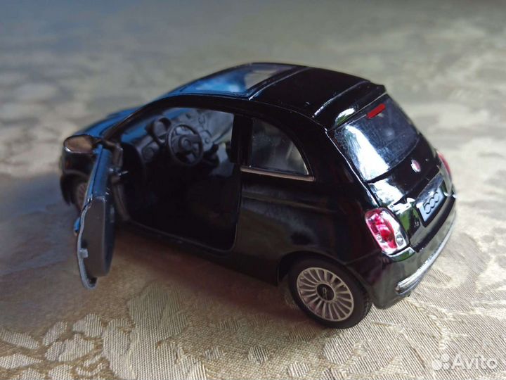 Коллекционная машинка Fiat 500