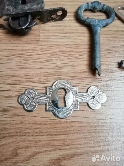 Старинный замок и накладной на замочную скважину