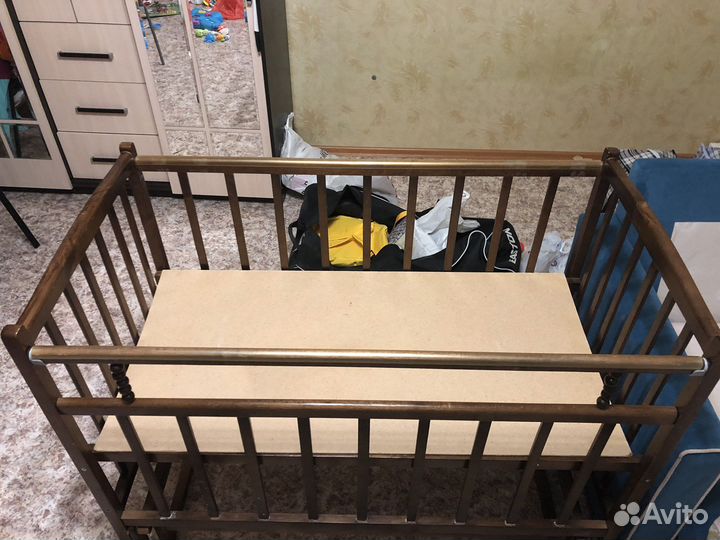 Детская кроватка с маятником