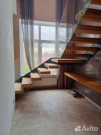 Лестница из дерева и металла