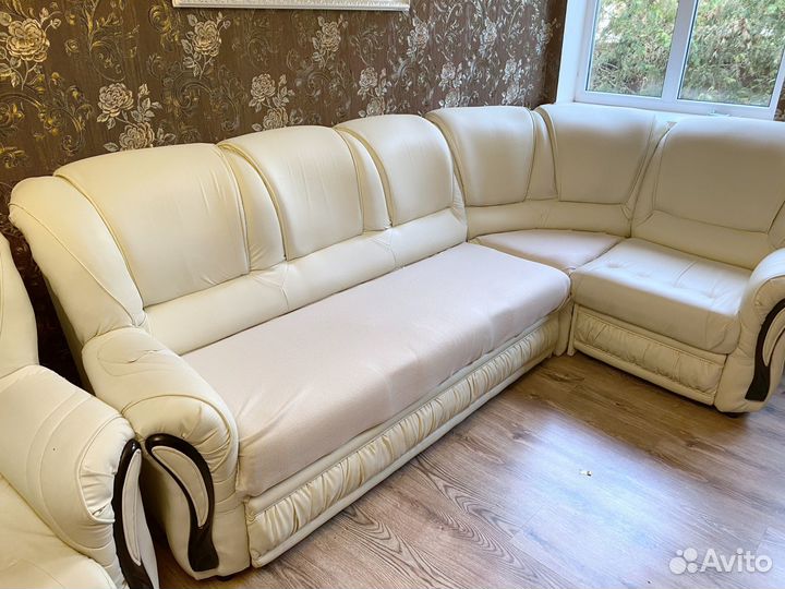 Угловой диван и кресло