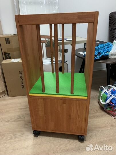 Мобильный мини-манеж на колесиках со стопорами