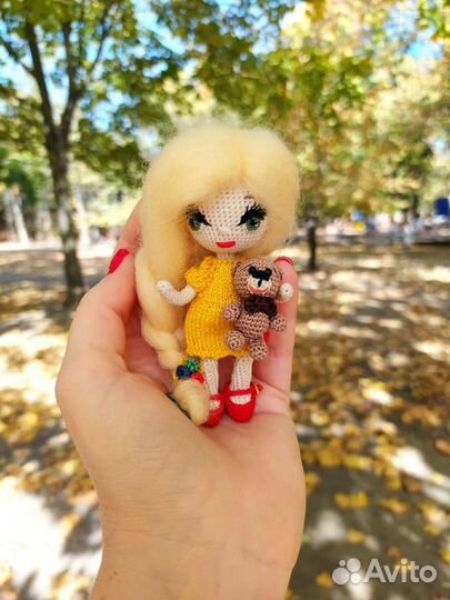 Вязаная кукла ручной работы