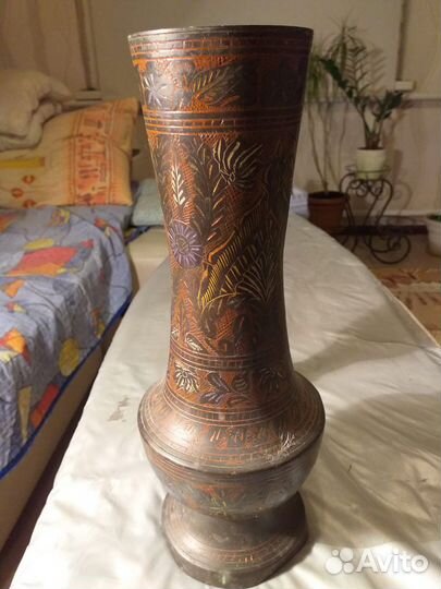 Две индийские вазы и подсвечник