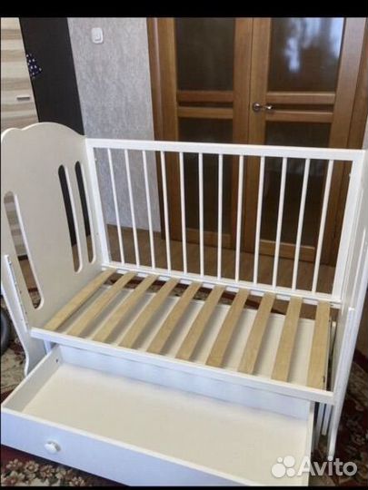 Детская кроватка с маятником