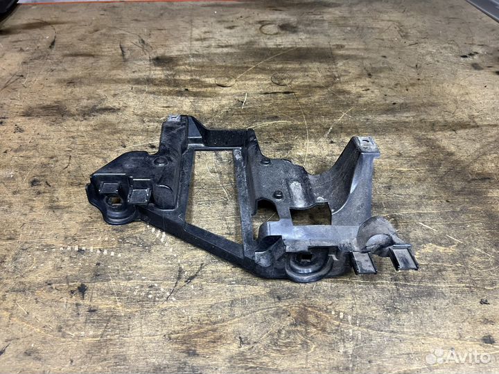 Кронштейн фары правый BMW X5 E53 Рестайлинг