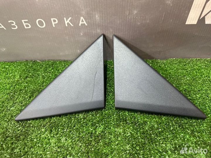 Накладка Передних дверей (треугольник) правая