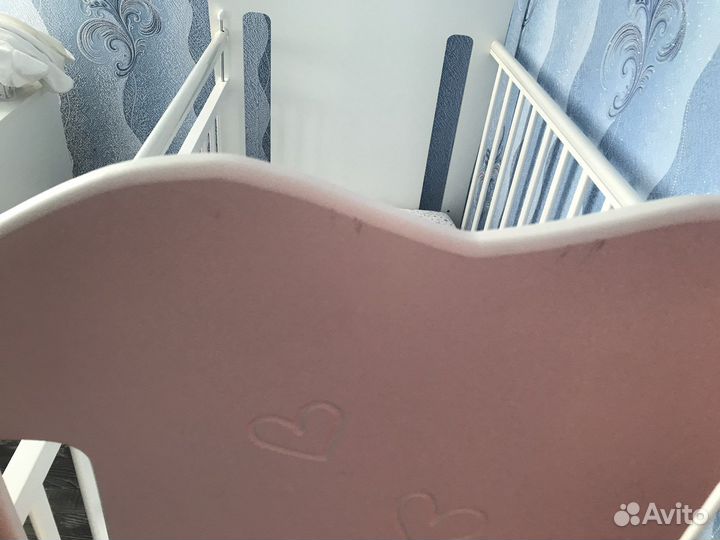 Детская кроватка с маятником