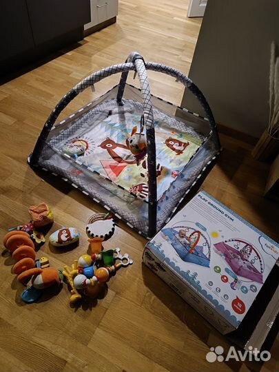 Развивающий коврик с дугами и игрушками