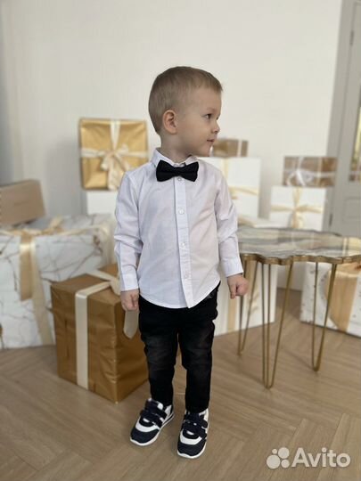 Рубашка белая, бабочка, джинсы для мальчика