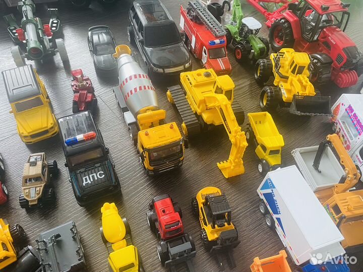 Машинки много