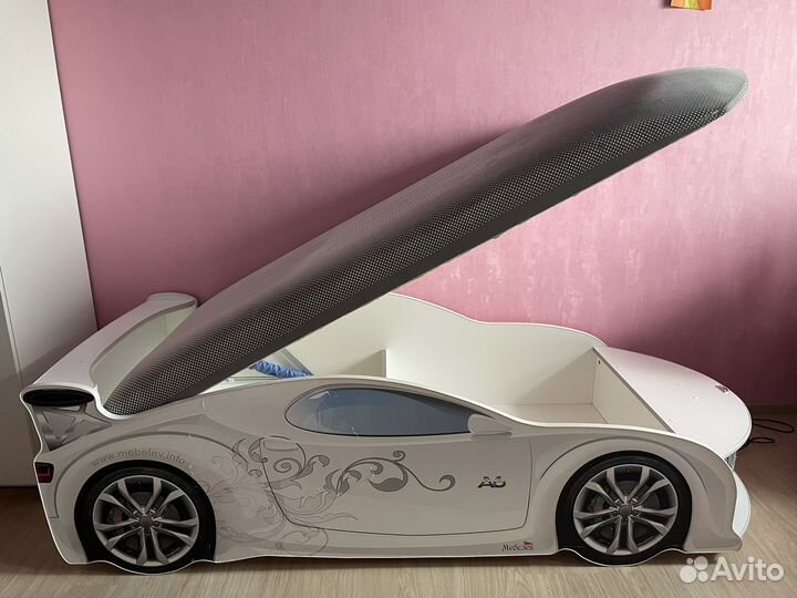 Детская кровать машина